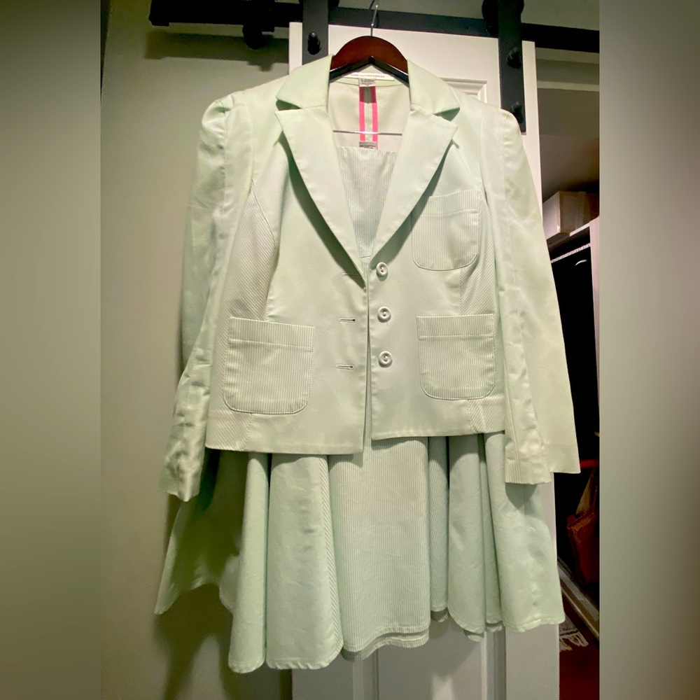 Skirt suit